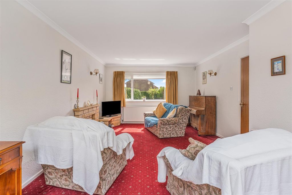 Property photo 3 of 20 30 Chipperfield Park Road, Bloxham-6.Jpg