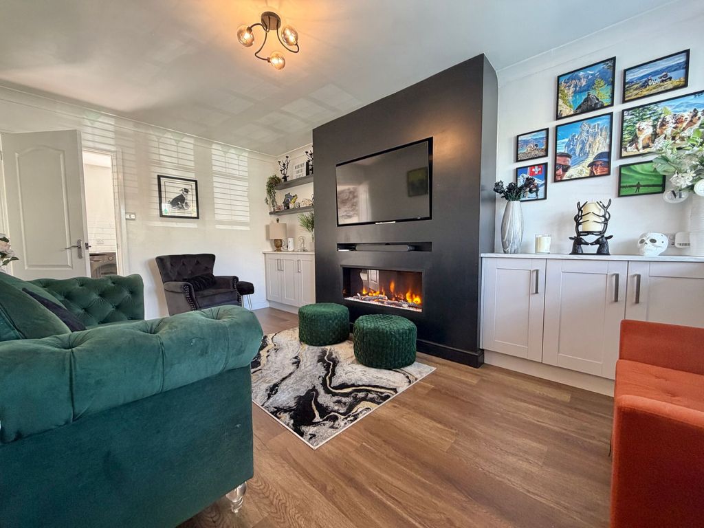 Property photo 3 of 12 Lounge