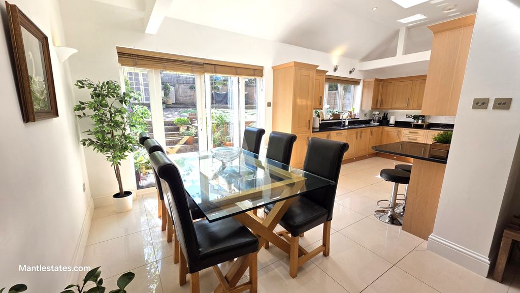 Property photo 3 of 28 Dining Area
