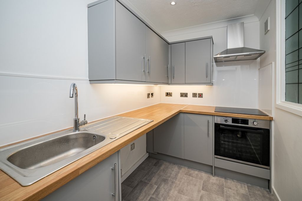 Property photo 3 of 9 Kitchen