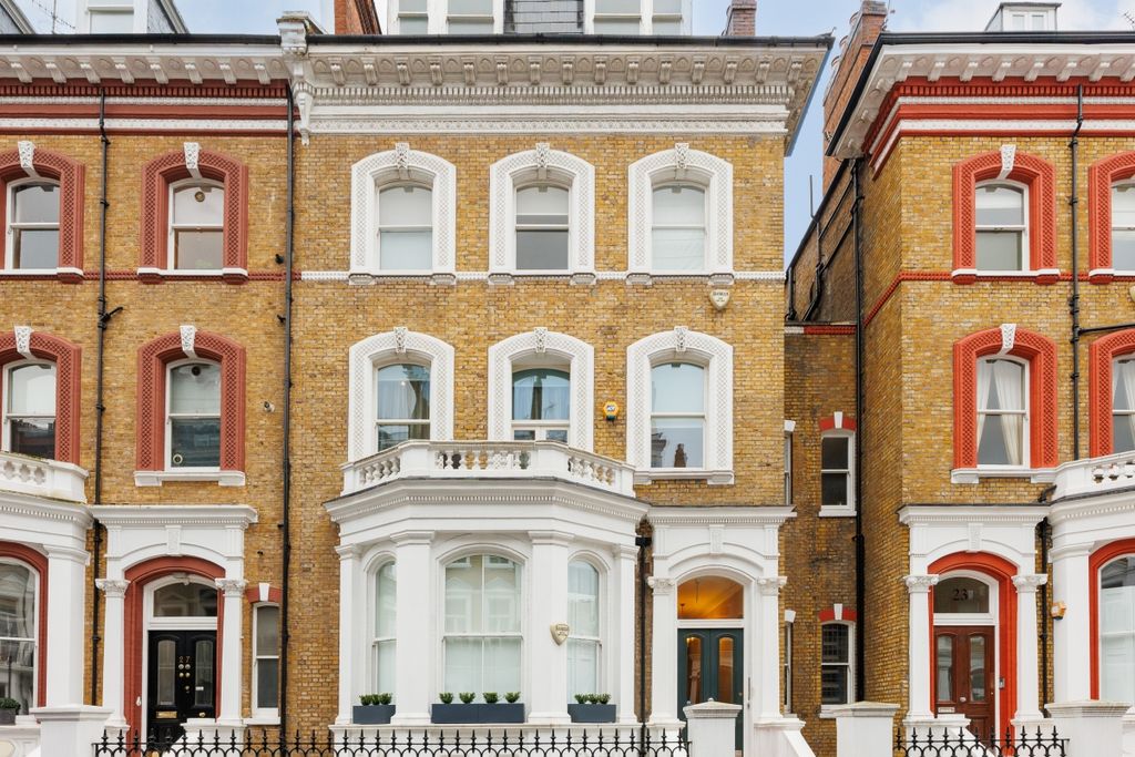 Property photo 2 of 15 Roland Gardens F5...