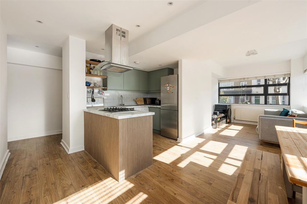 Property photo 2 of 21 Shaftesbury Road, E7