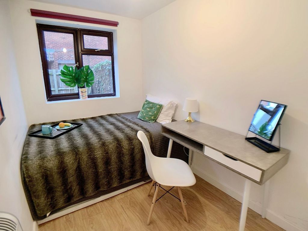 Property photo 1 of 9 A Cozy Single Bedroom Featuring A Comfortable Bed ...