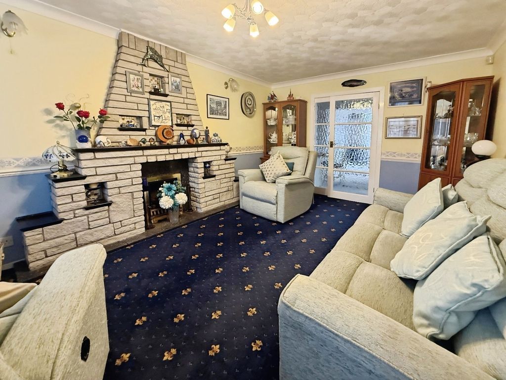 Property photo 3 of 18 Living Room