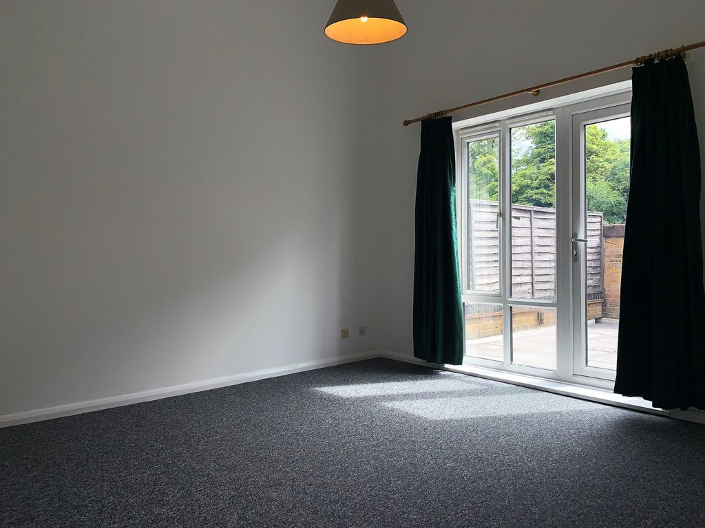 Property photo 1 of 10 2 Bedroom Flat