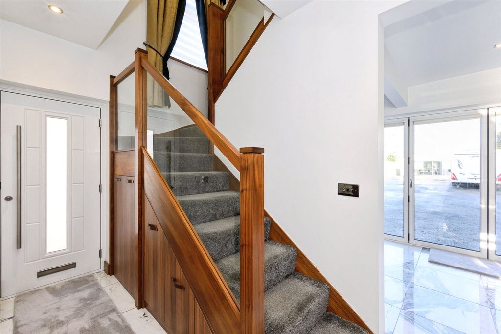 Property photo 3 of 20 Entrance Hall