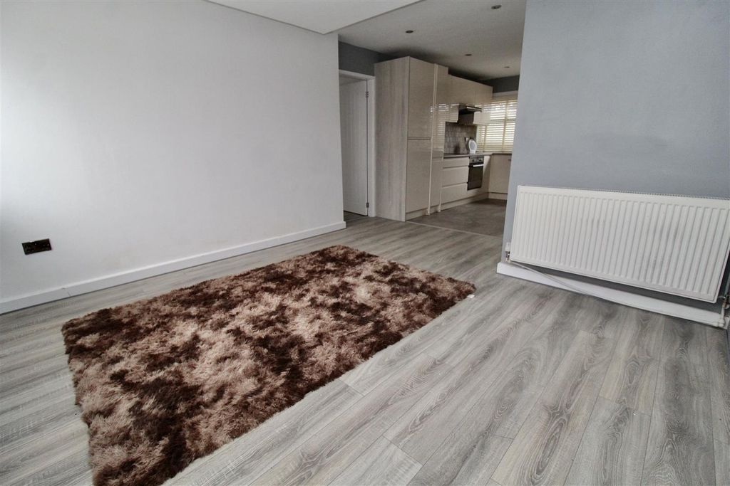 Property photo 3 of 17 Lounge