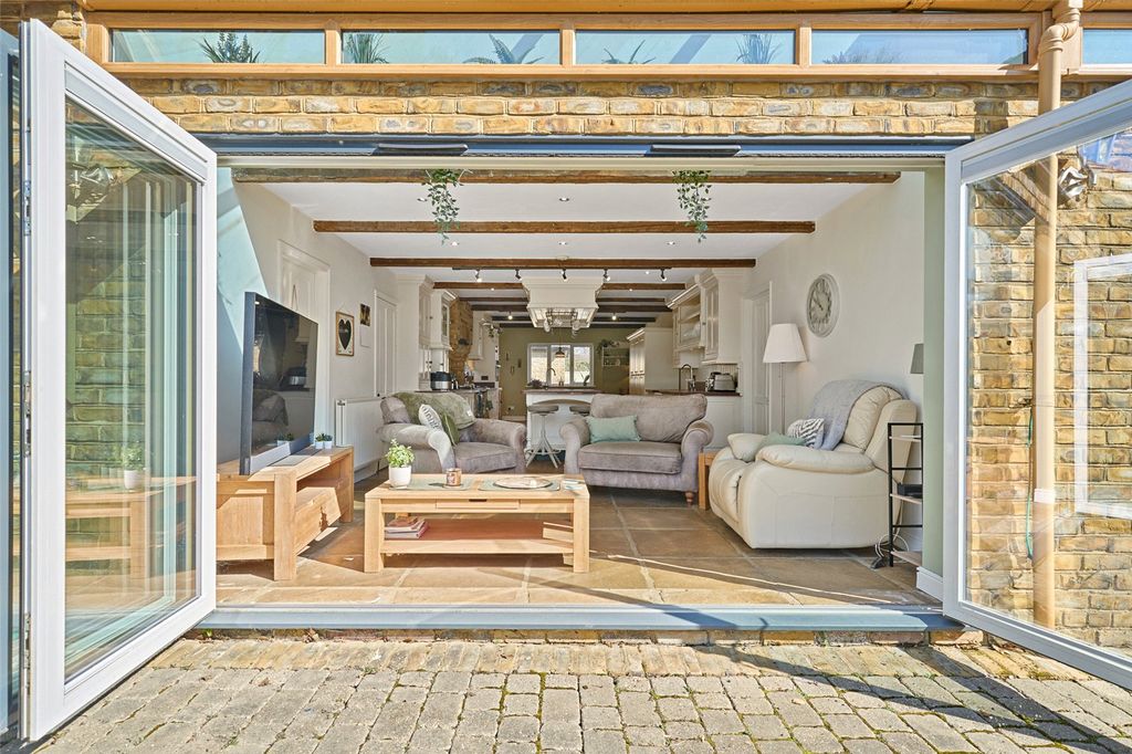 Property photo 2 of 38 Picture No. 32