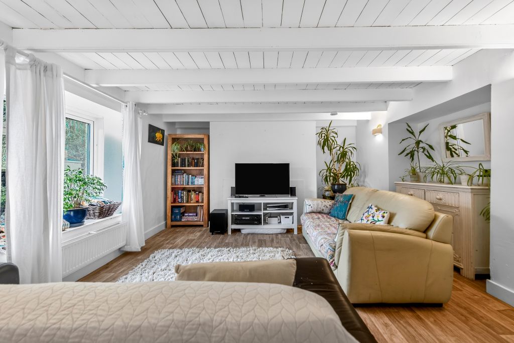 Property photo 3 of 29 Front Reception