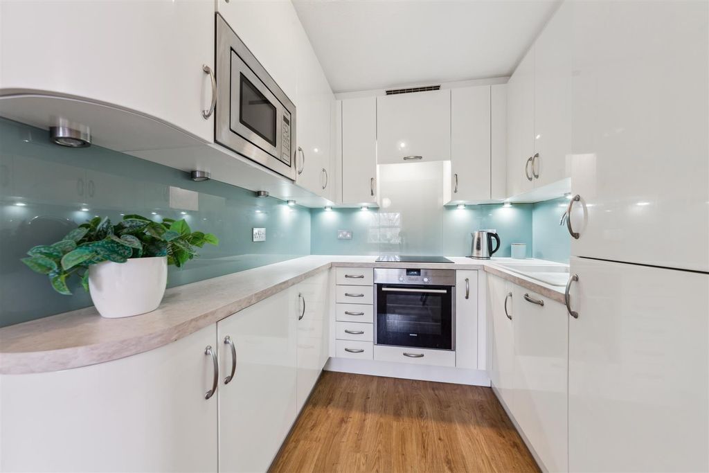 Property photo 3 of 13 Andridge Court, Sw19 3Jw