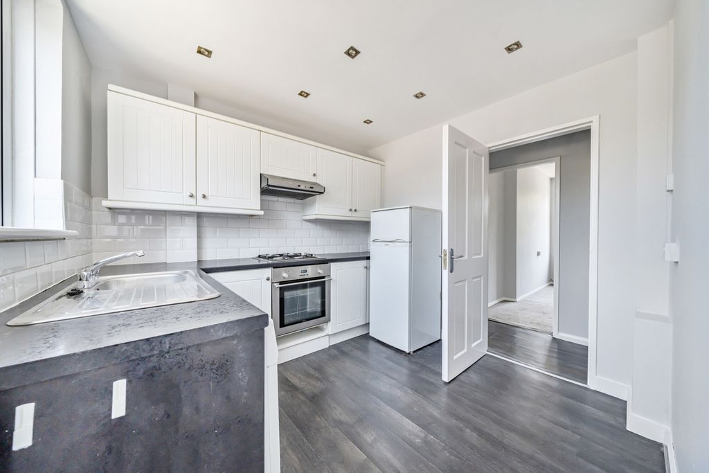 Property photo 3 of 17 Kitchen