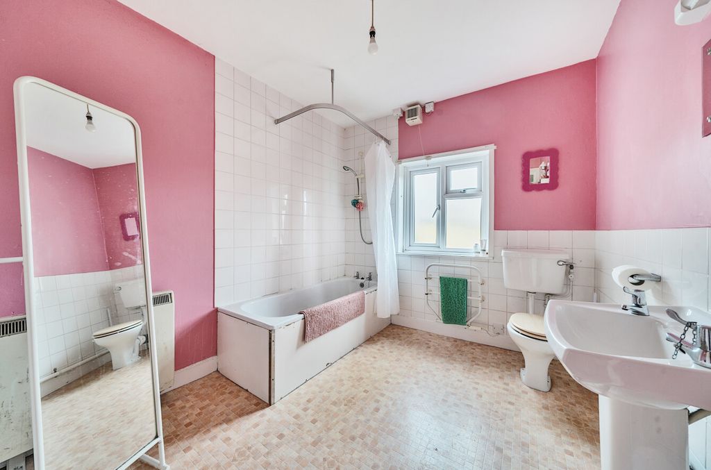 Property photo 3 of 18 Bathroom