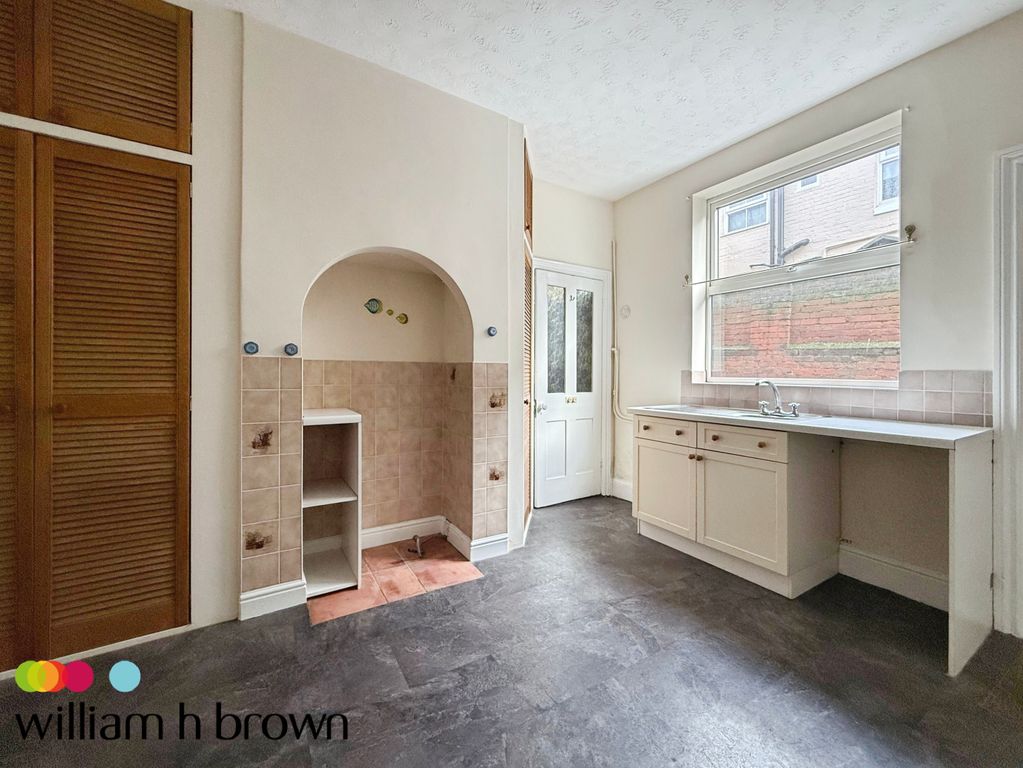 Property photo 3 of 9 Kitchen