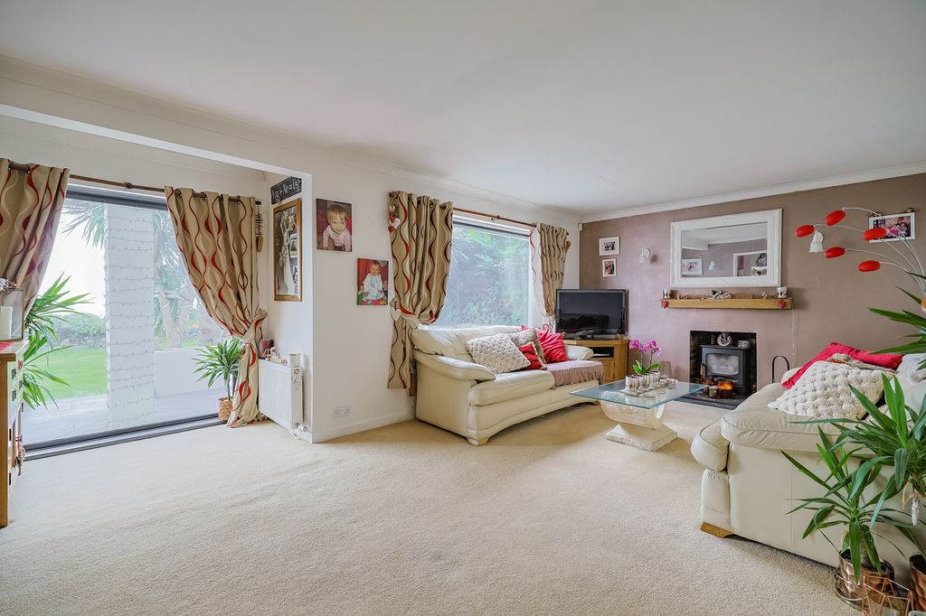 Property photo 3 of 37 33 Eastcliff - Web (31 Of 51).Jpg