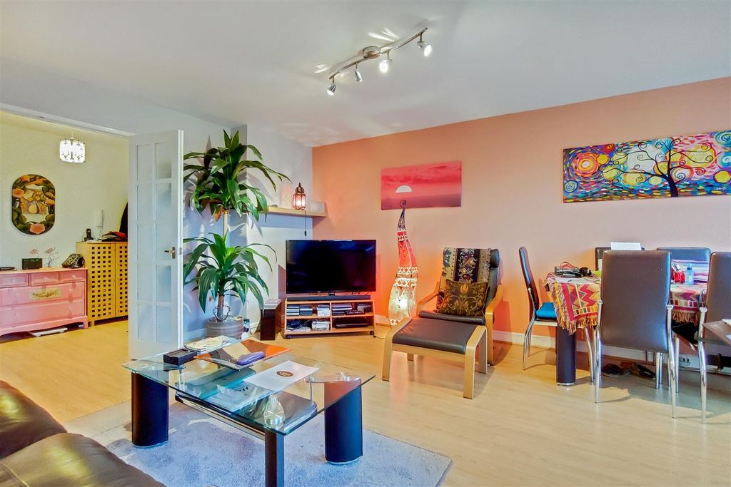 Property photo 3 of 11 Lounge