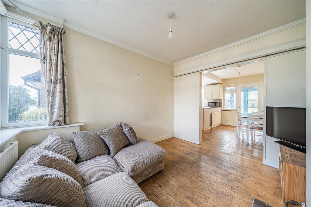 Property photo 3 of 8 Barton Way - Lounge.Jpg