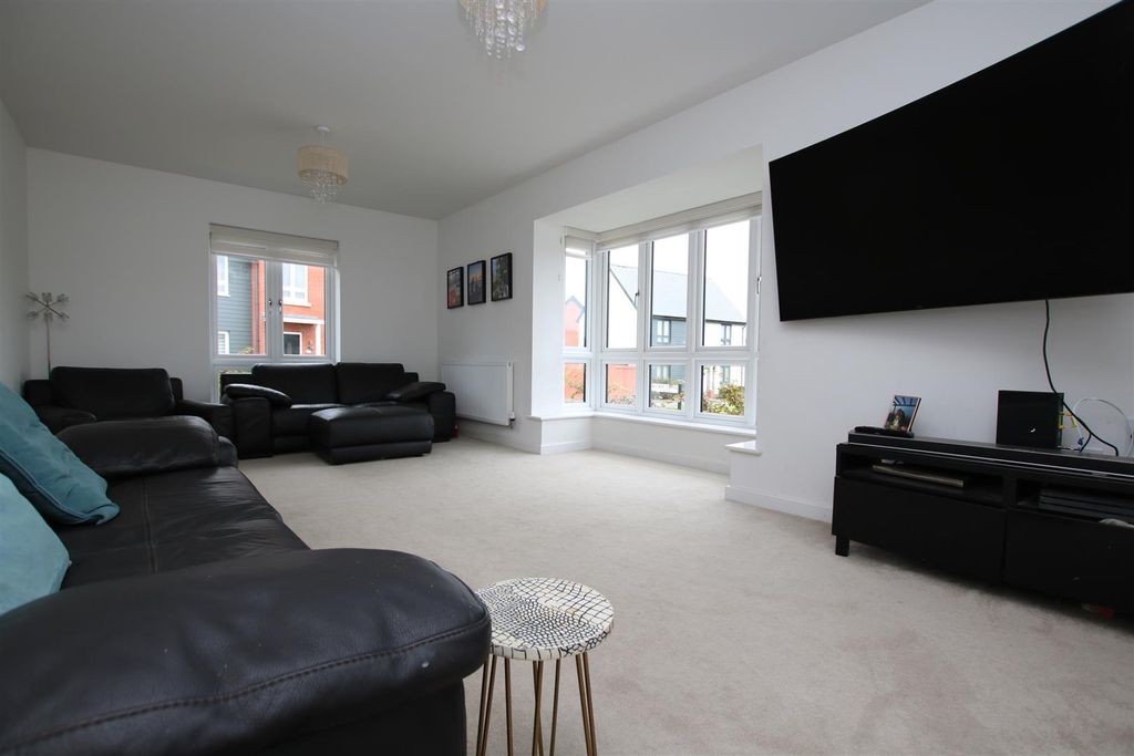 Property photo 2 of 26 Lounge 4.Jpg