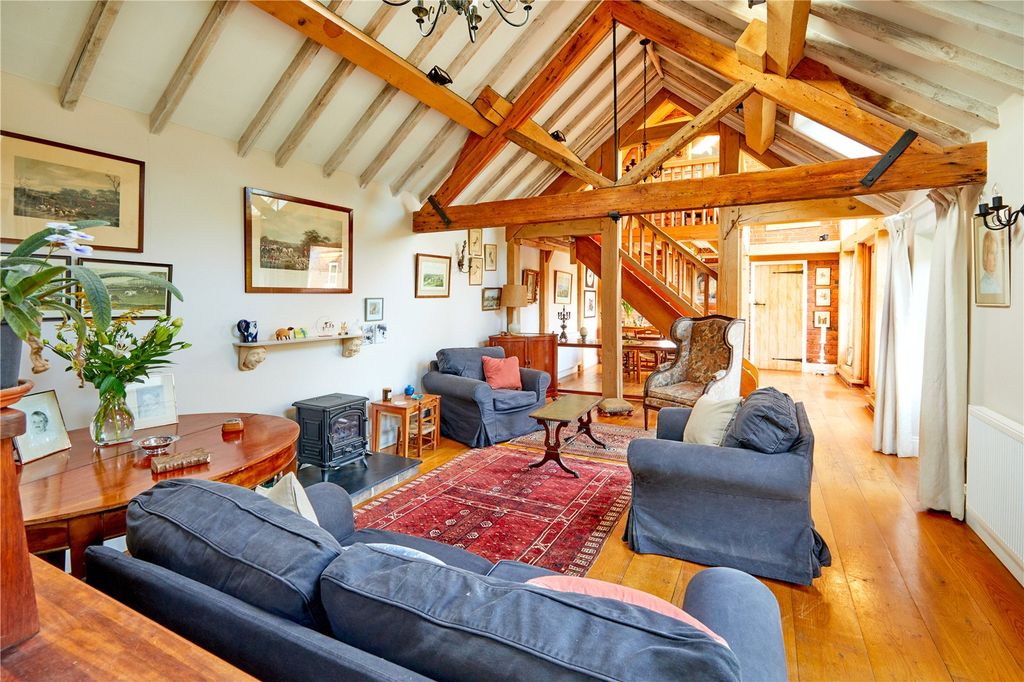 Property photo 2 of 11 Moat Barn