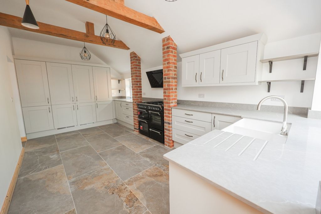 Property photo 2 of 29 4355713