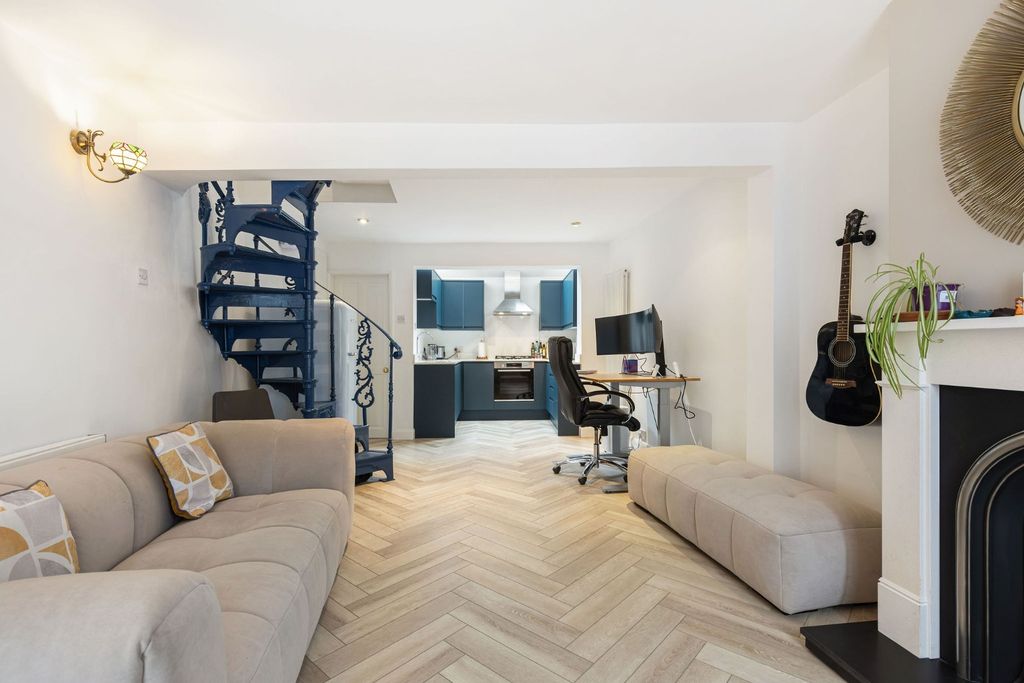 Property photo 3 of 14 4982203