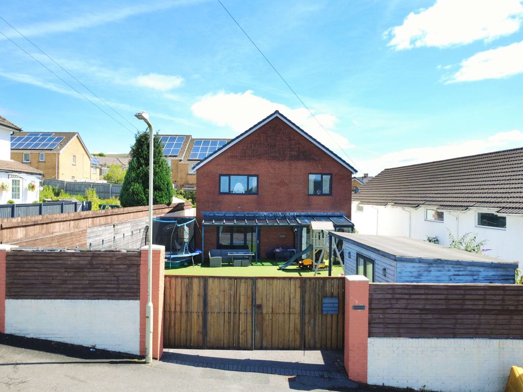 Property photo 2 of 27