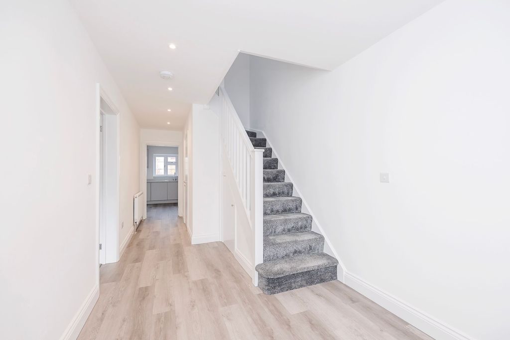 Property photo 3 of 13 Entrance Hall