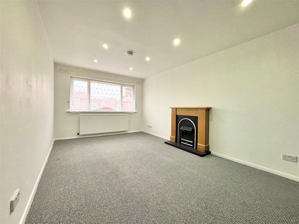 Property photo 2 of 12 Living/Dining Room