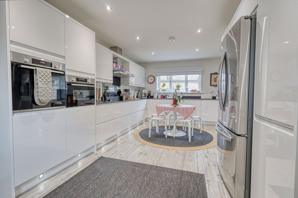 Property photo 2 of 33 Kitchen