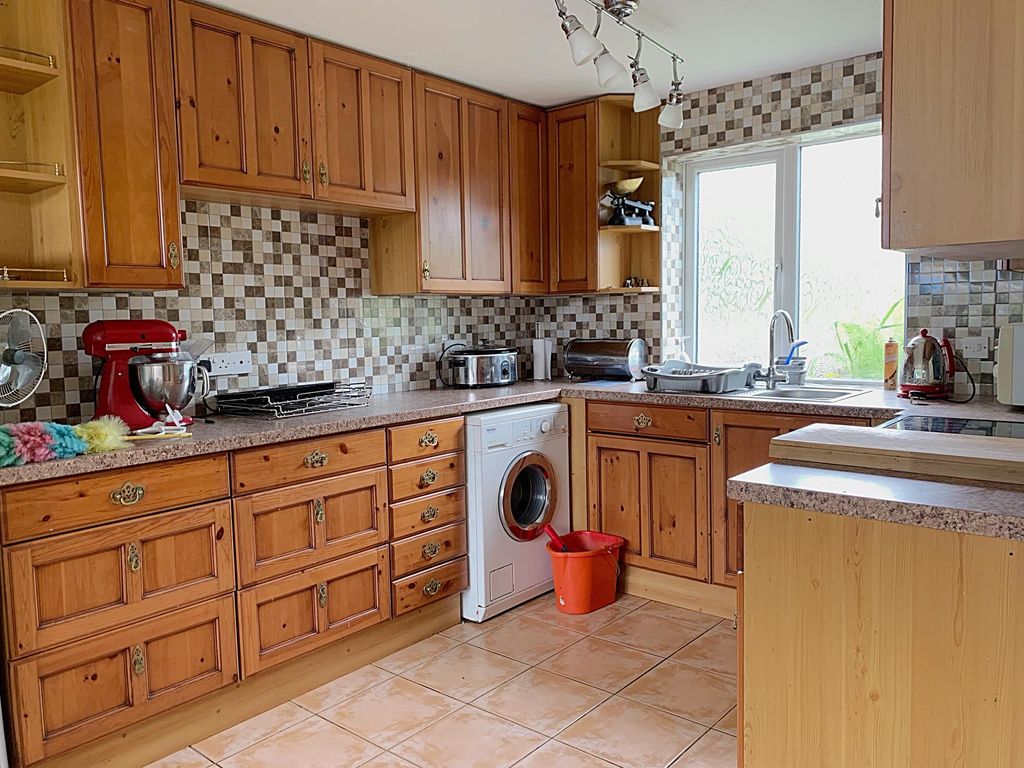 Property photo 3 of 6 Kitchen