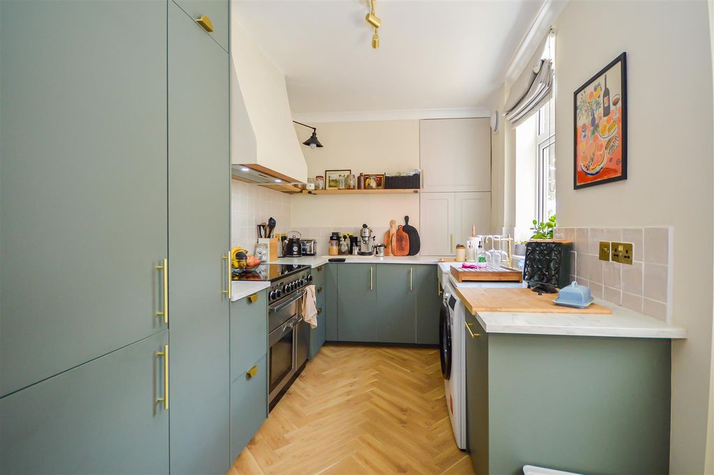 Property photo 3 of 10 Kitchen