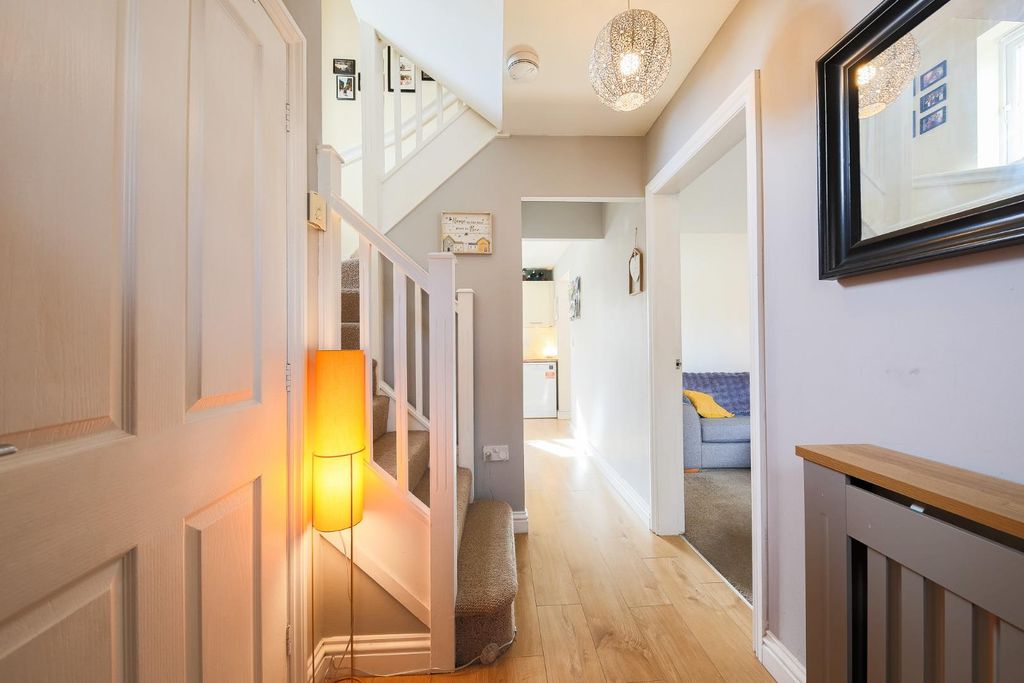 Property photo 2 of 18 Entrance Hall