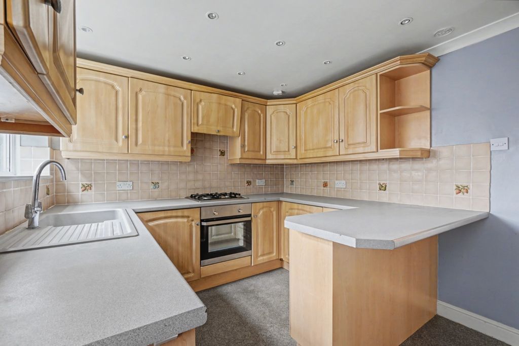 Property photo 3 of 18 4870678