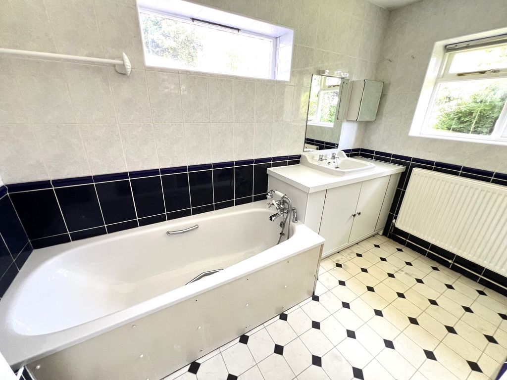 Property photo 3 of 14 Bathroom