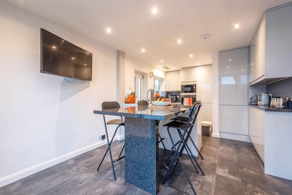 Property photo 3 of 27 Kitchen/Diner