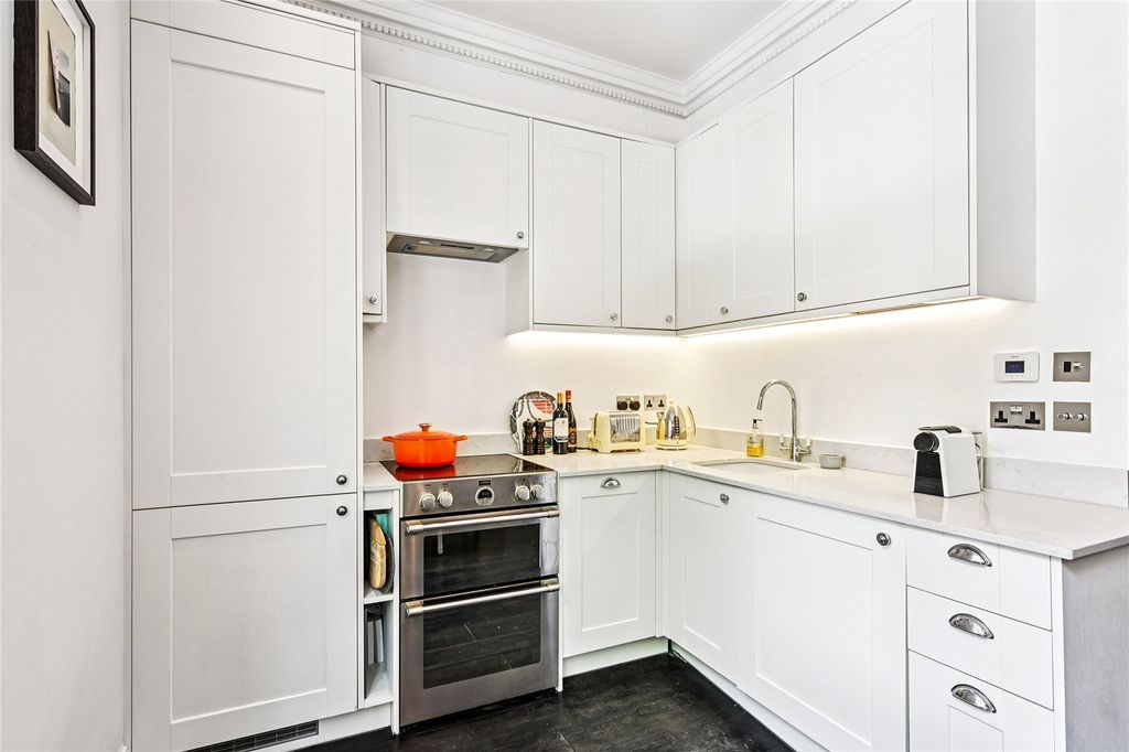 Property photo 3 of 11 Kitchen