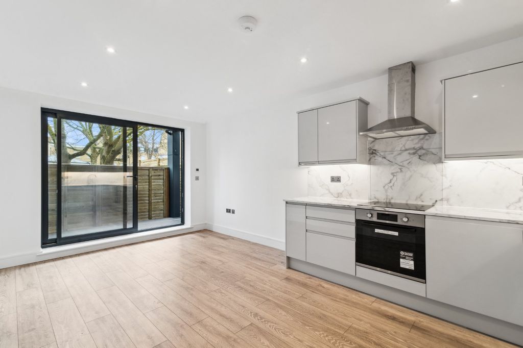 Property photo 1 of 6 Kitchen/Reception