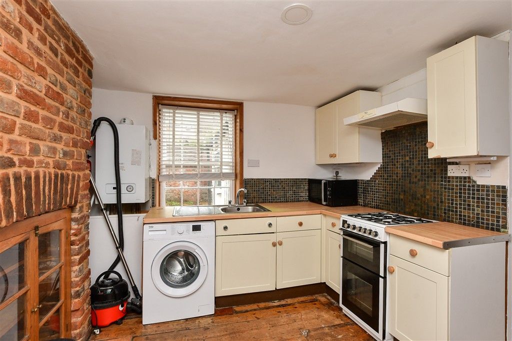 Property photo 3 of 10 Kitchen