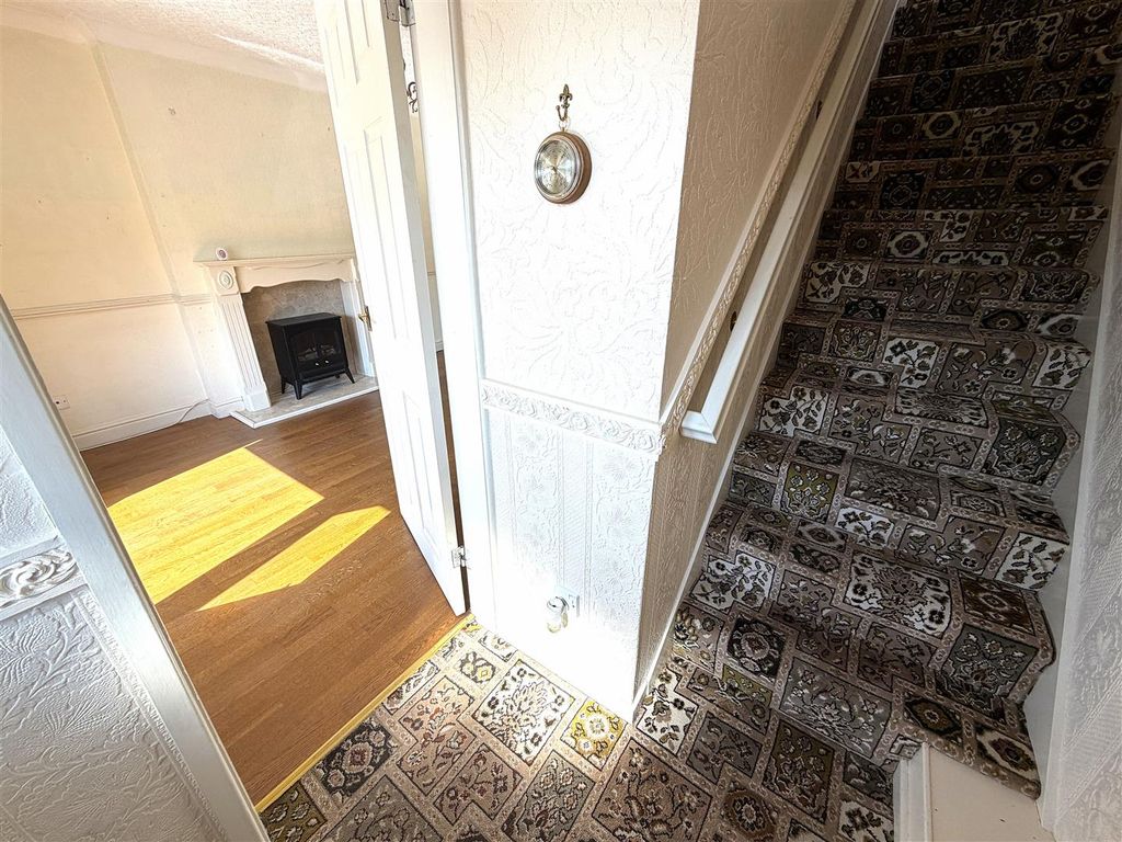 Property photo 2 of 18 Entrance Hallway