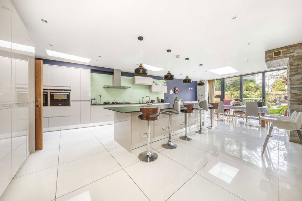 Property photo 3 of 12