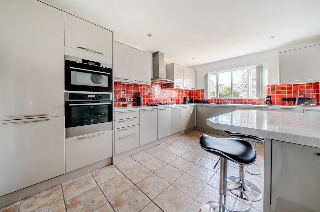 Property photo 3 of 16 Kitchen/Breakfast Rm