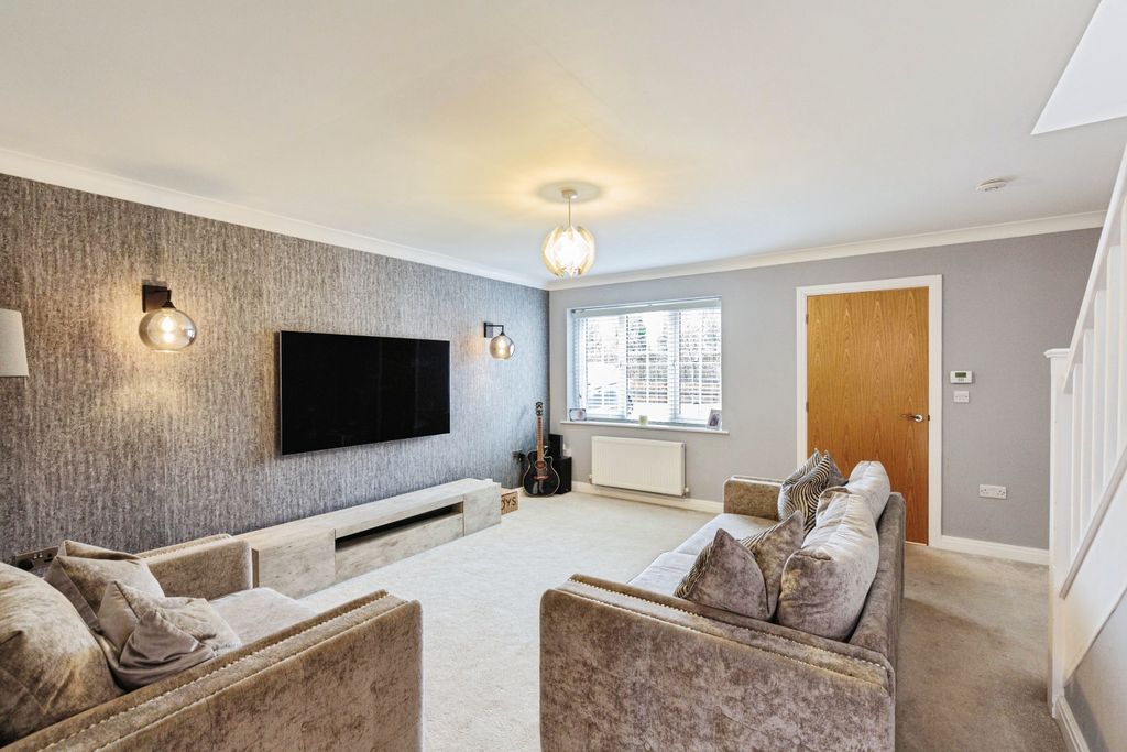 Property photo 3 of 20 Lounge