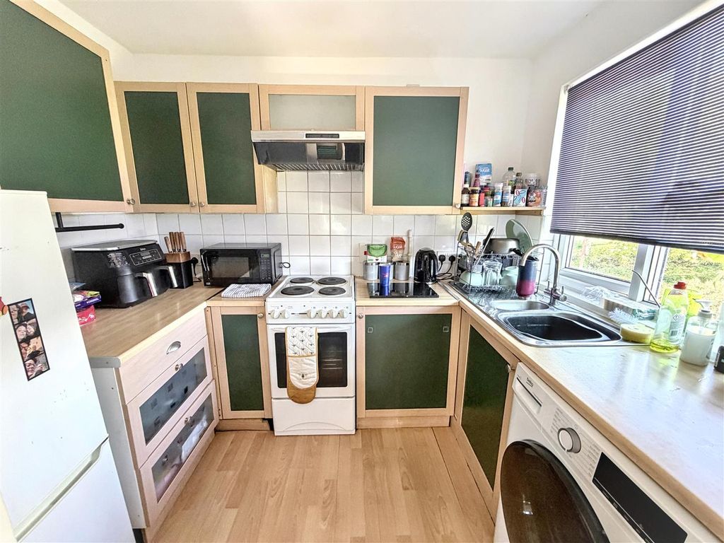 Property photo 2 of 7 Kitchen