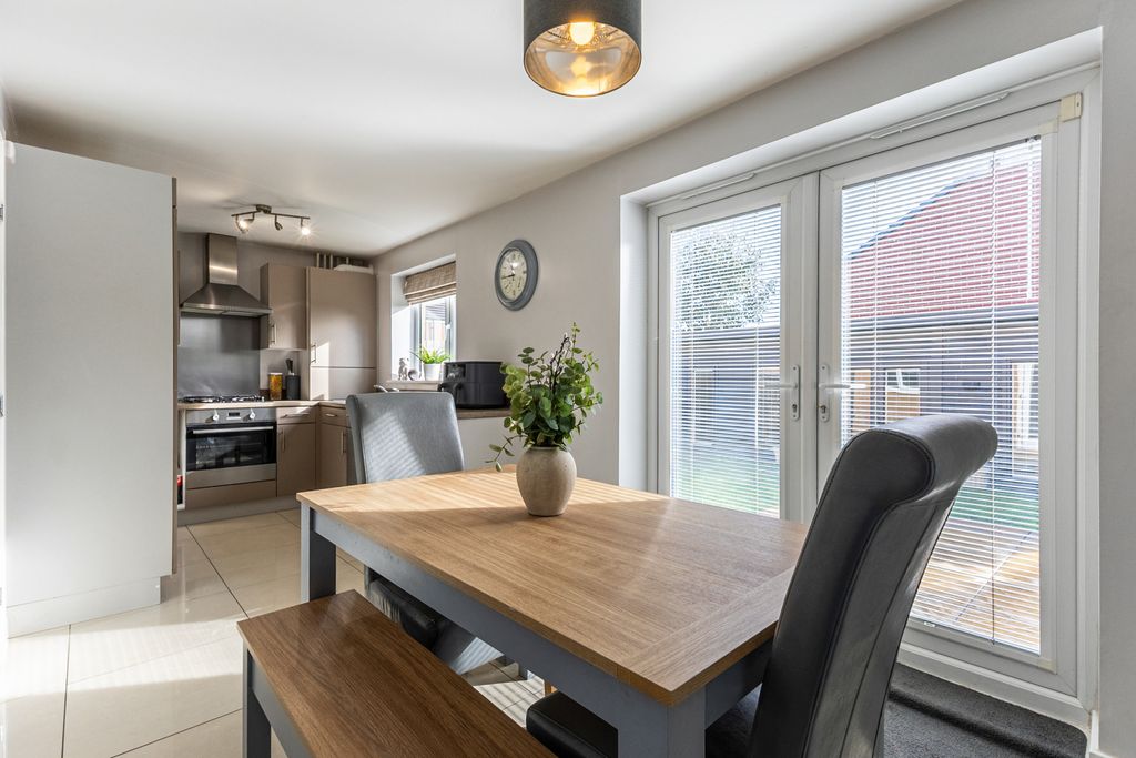 Property photo 3 of 17 Dining / Kitchen