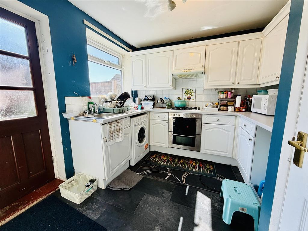 Property photo 3 of 18 Kitchen