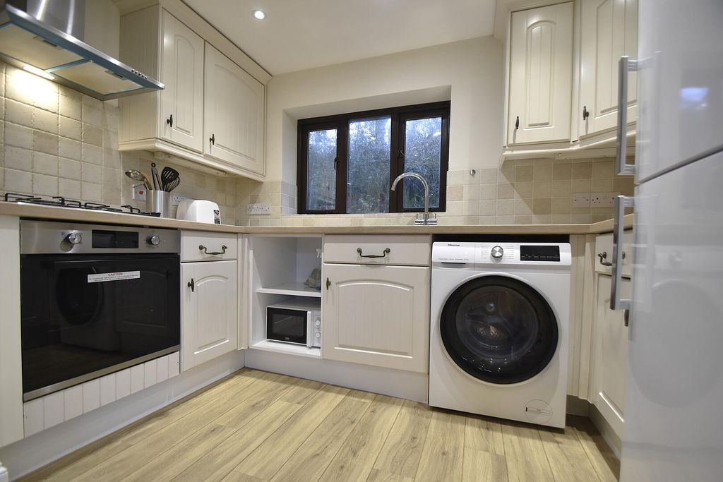 Property photo 2 of 8 Kitchen