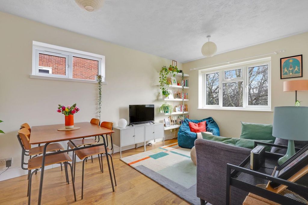 Property photo 1 of 14 03-Cac6Jhpropworld - 10 Wakefield Court - 7-Medium