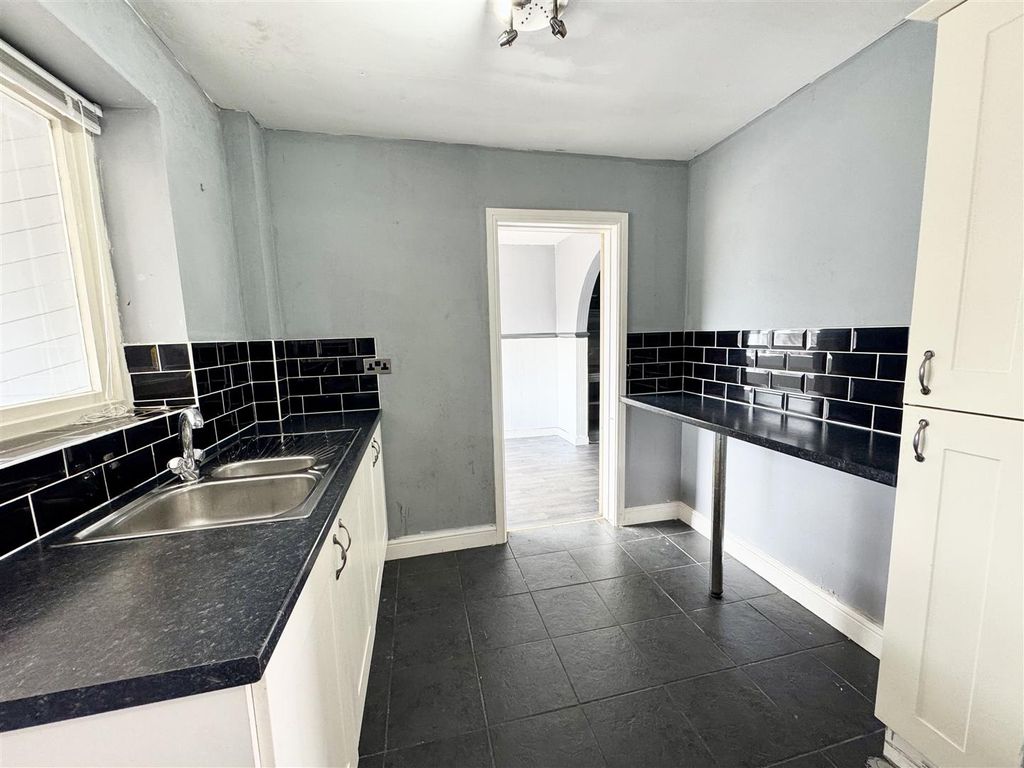 Property photo 2 of 11 Kitchen
