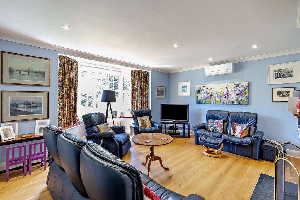 Property photo 2 of 17 Sitting Room
