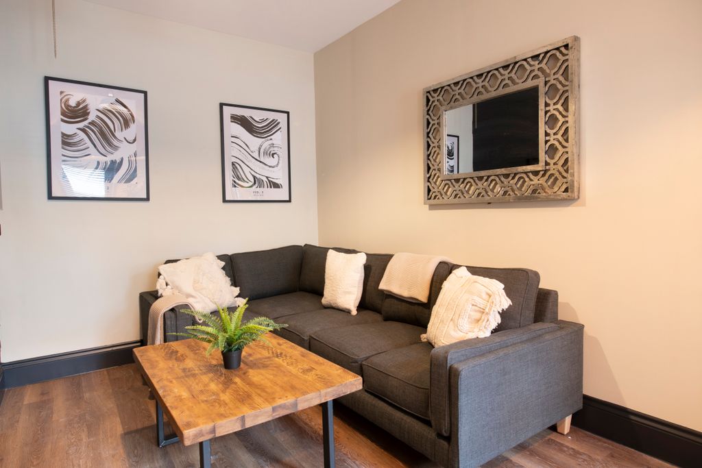 Property photo 1 of 20 Flat Q, Hosiery, Living Room 1
