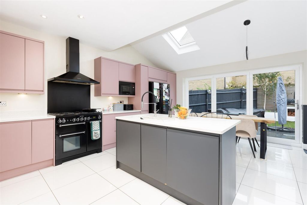 Property photo 3 of 27 Kitchen/ Dining Room
